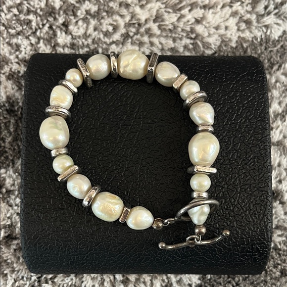 Jewelry - Elegant Pearl and Silver Bracelet